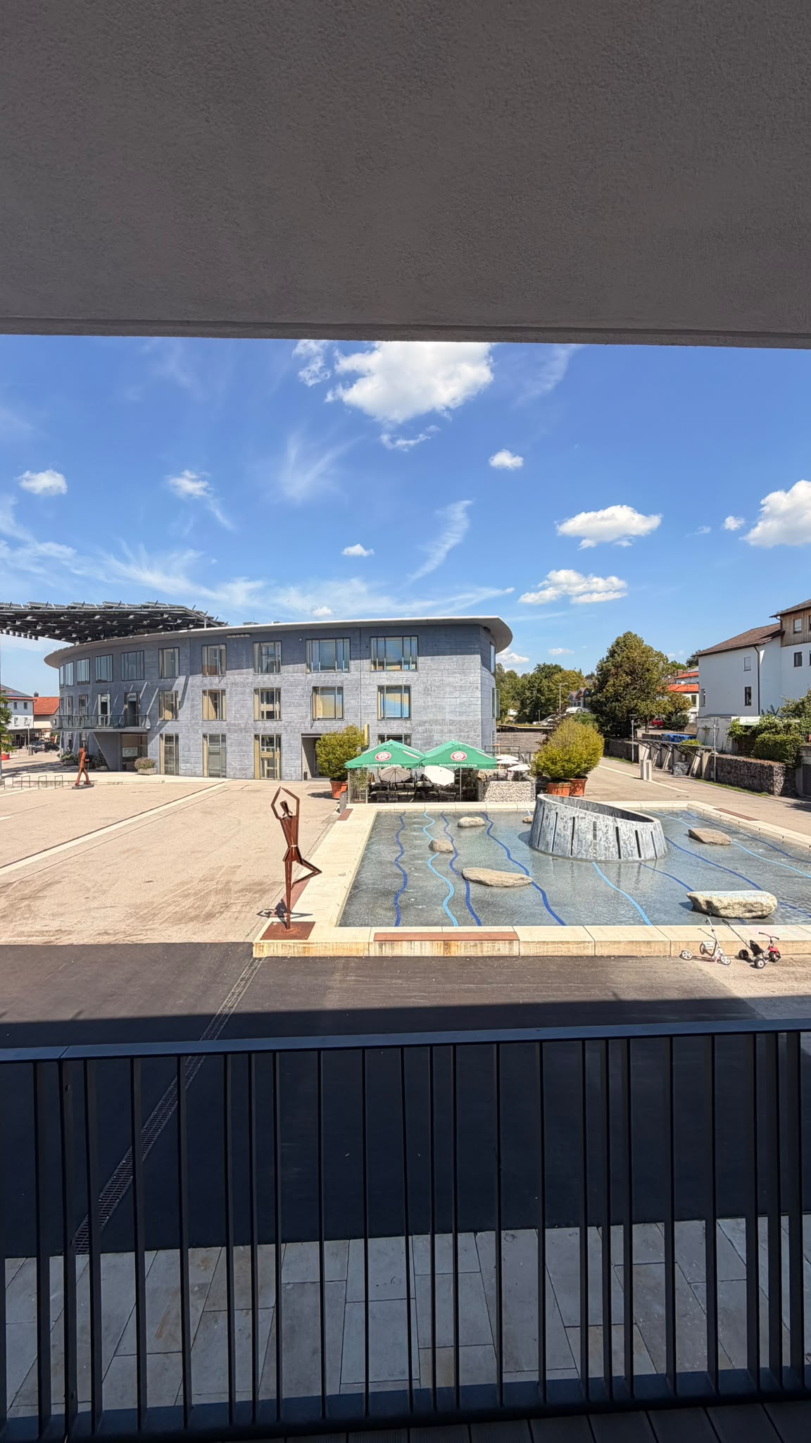 Wohnung 16, Max-Planck-Platz 8, Burgkirchen a.d. Alz – Balkon mit Blick auf den Marktplatz